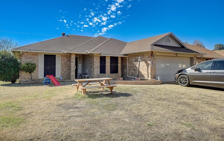 See details about 721 Parkview Dr, Burleson, TX 76028