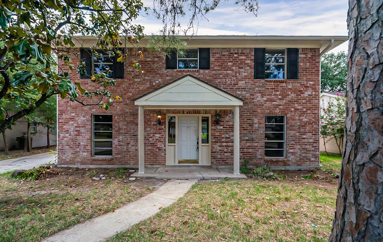 See details about 11918 Holly Stone Dr, Houston, TX 77070