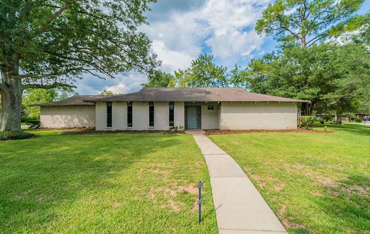 See details about 909 Riverside Ct, Friendswood, TX 77546
