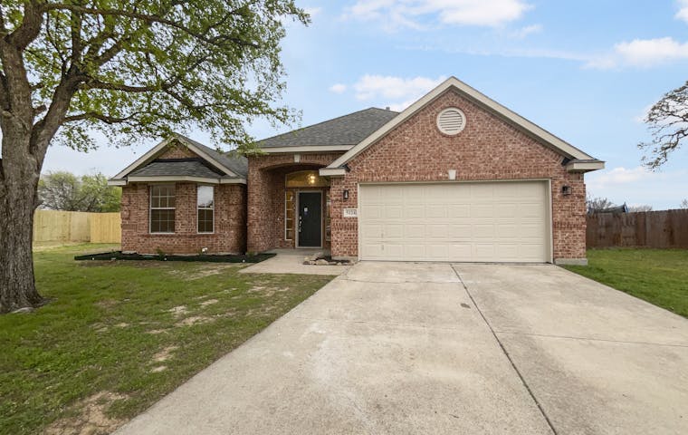 See details about 5124 Roundtree Ct, Haltom City, TX 76137