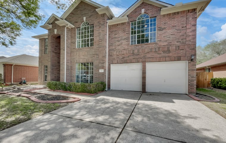 See details about 906 E Hampton Dr, Pearland, TX 77584